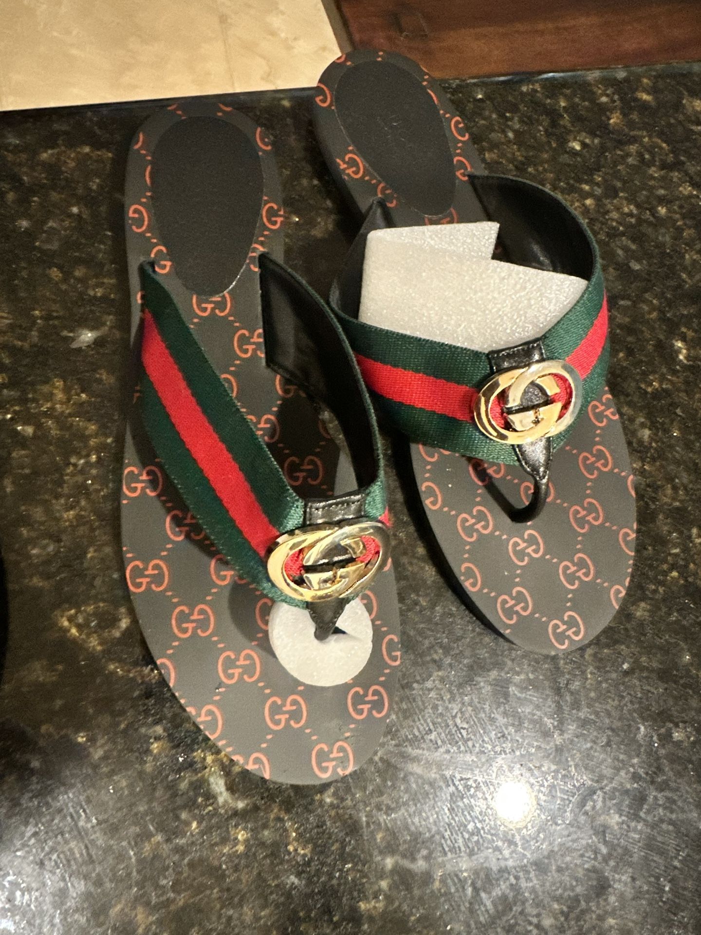 Gucci Size 10, Slides