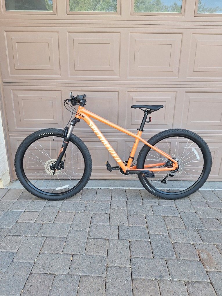 SPECIALIZED ROCKHOPPER SPORT 27.5 INCH MOUNTAIN BIKE LIKE NEW ( CHECK MY OTHER BIKES)