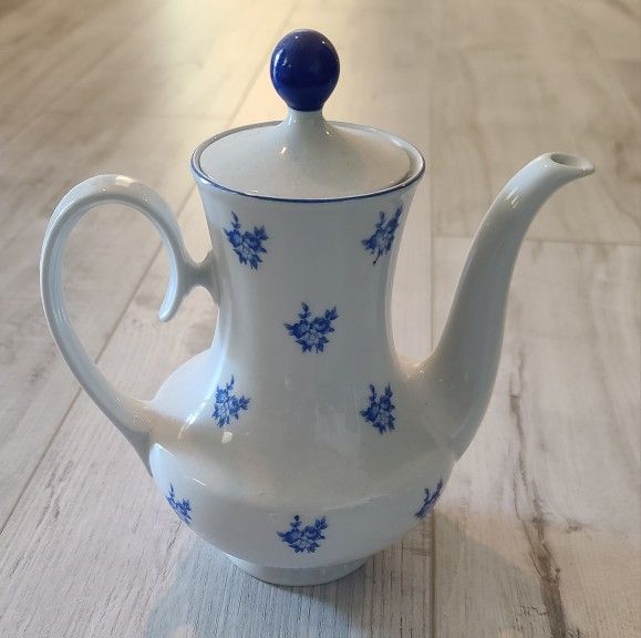 Vintage 
Seltmann Weiden Bavaria Monika White Coffee/Tea Pot 
Made in W. Germany 