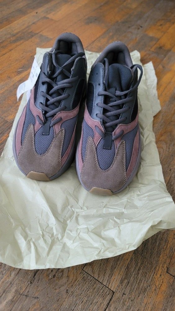 Yeezy 700 Boost Mauve