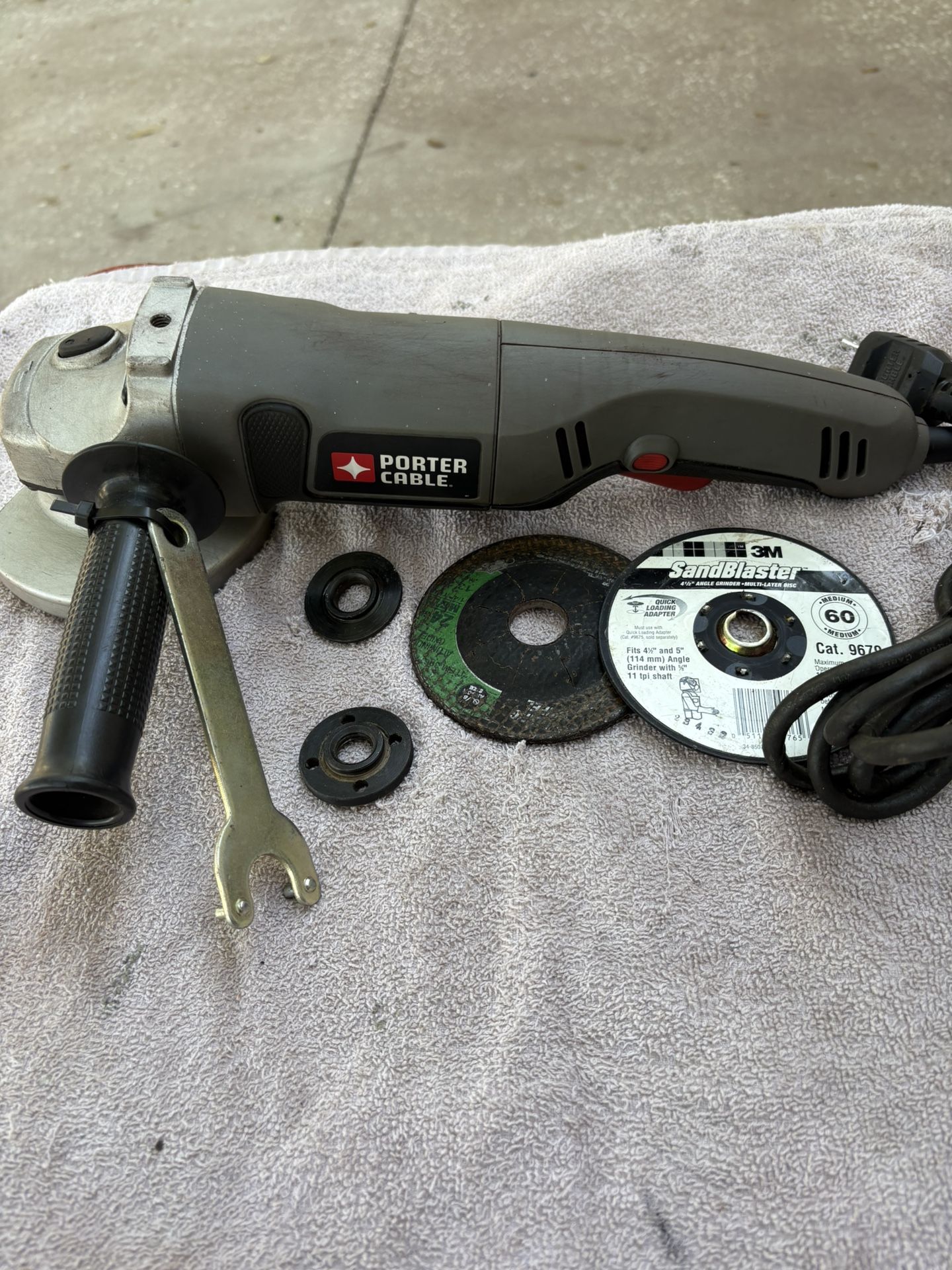 PORTER-CABLE 4 1/2” Angle Grinder Kit-PC750AG-7.5A, Like New, Guard, Handle, Wrench, Discs