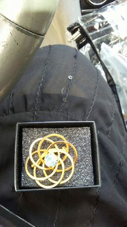 Circle pin with blue stone