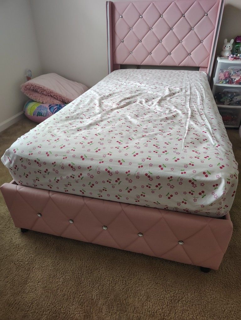 Pink Twin Bed In Execelent Condition