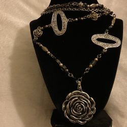 18” Silver And Black Rose Necklace With Magnetic Clasp