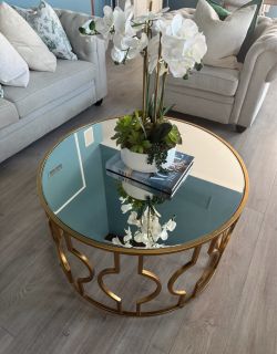 Gold mirror coffee table in good condition