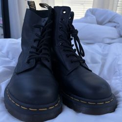 Dr. Martens, 1460 lace up leather boots 
