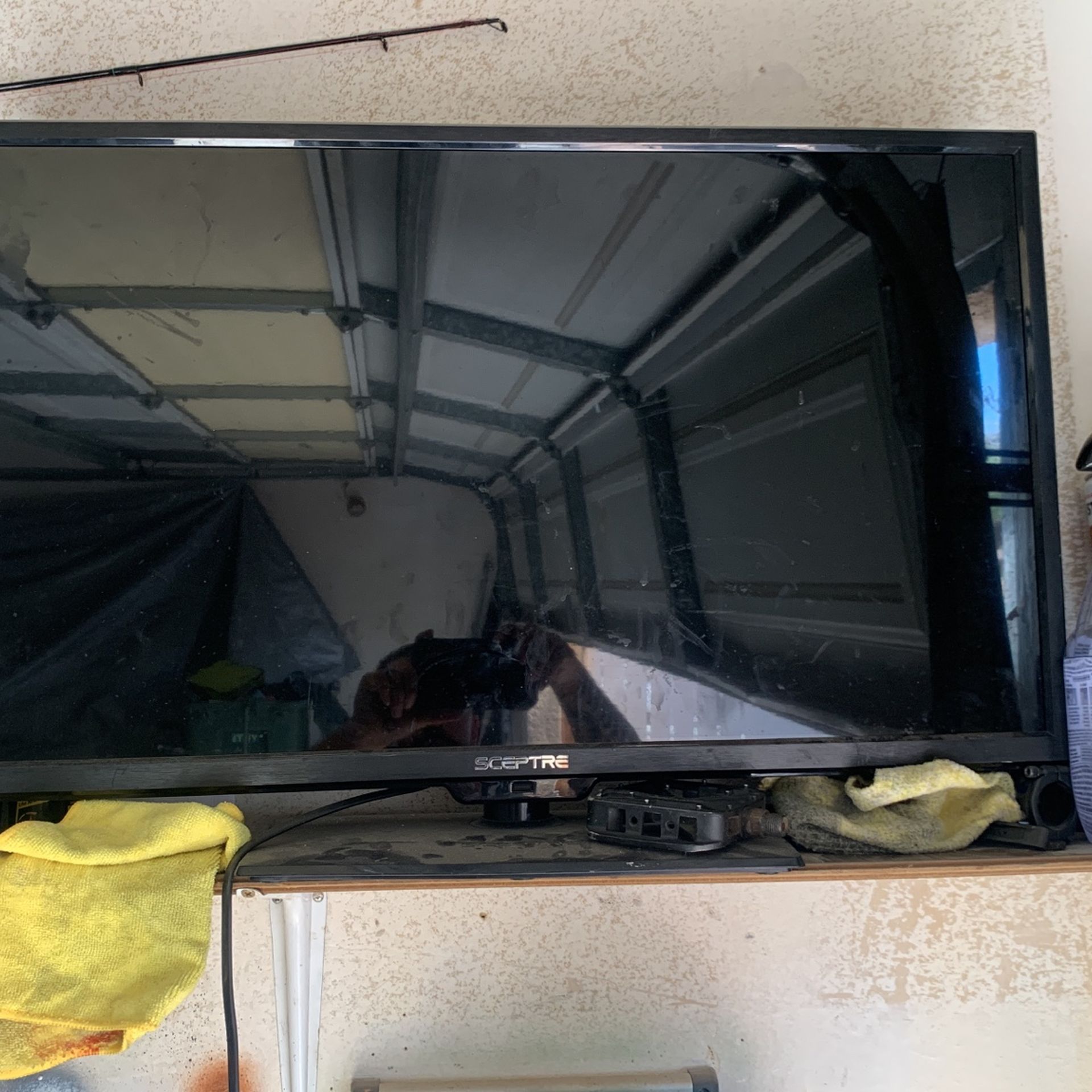 Spectre 32 Inch Flat Screen Works Perfect