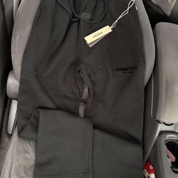 Black Essintial Sweats