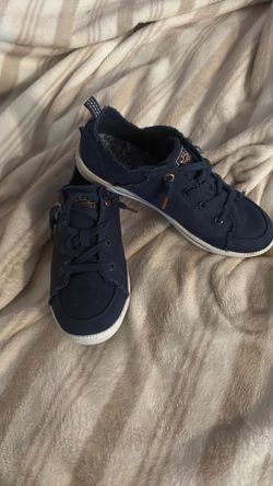 Size 8.5 women These navy blue Skechers BOBS B Cute 2.0 sneakers feature a frayed canvas upper and a floral interior lining.