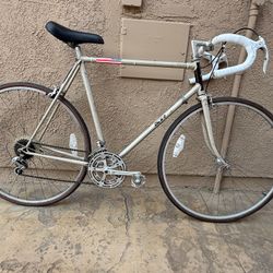 Sr Semi Pro Road Racing Touring Bike Super Lightweight Shimano 600 Ultegra  This bike is fully tuned, dialed in and ready to ride, it does not need an