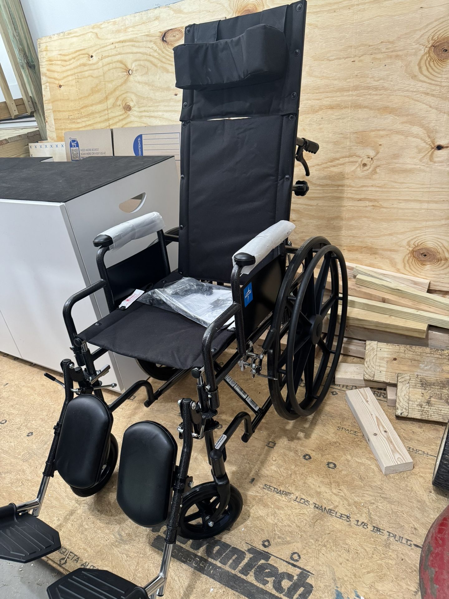 Medline Reclining Wheelchair, Desk-Length Arms and Elevating Leg Rests, 16" x 18" Seat (W x D)