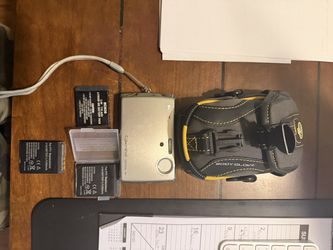 SONY CYBER-SHOT DSC-T33 DIGITAL CAMERA WITH CHARGER & EXTRAS