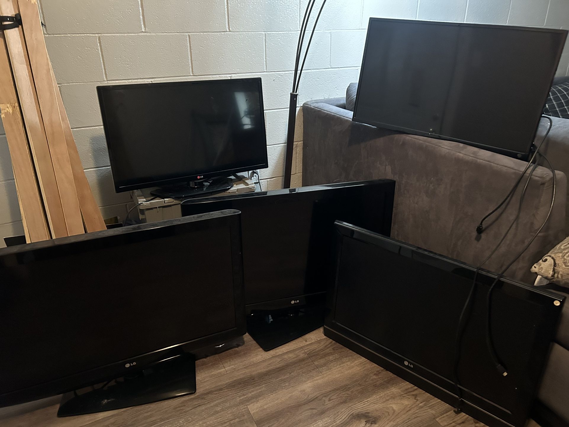5 Flat Screens