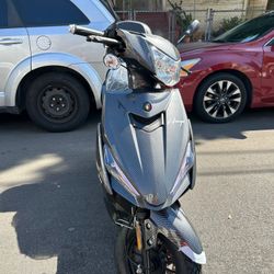 BRAND NEW SCOOTER 🛵 SS50 Street legal ✅ Automatic ✅ 4 stroke ✅ 90MPG✅ 50cc✅ USB CHARGING PORT 🔋🔌 Different colors available Black 🖤, blue 💙,