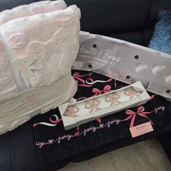 Complete Pink Bow And Heart Shaped Set Pillows, Mirrors, Hooks And Bath Mat.