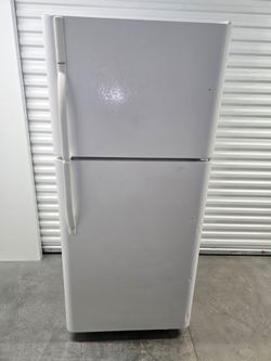 FREE DROP OFF -GARAGE  FRIDGE- KENMORE  18 CU. FT. TOP FREEZER REFRIGERATOR  IN WHITE