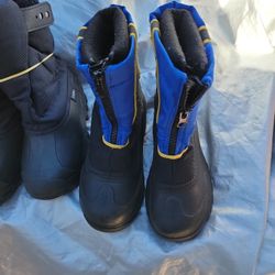 boys  snow boots size 13
