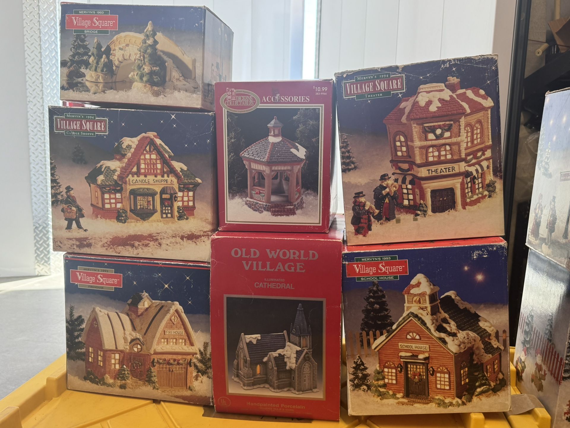 Vintage Mervyn’s Village Square Christmas Village – 12 Buildings + 20 Figures 🎄