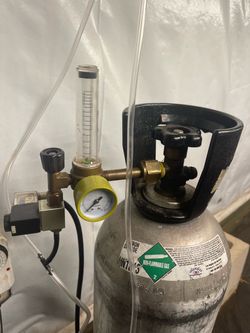 CO2 Tank with Regulator and Flowmeter