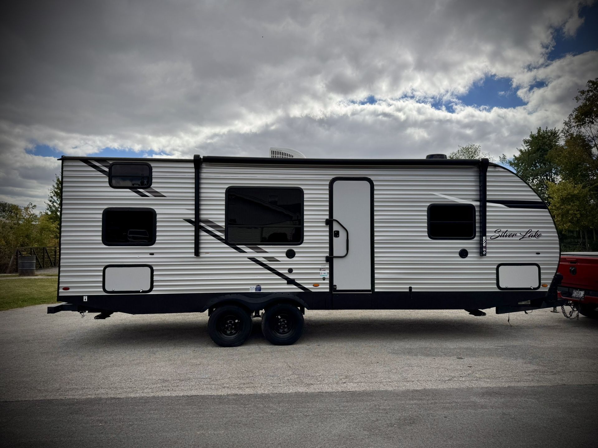 2022 East to West 31ft Camper Silver Lake