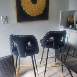 2 bar stools