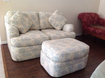 Drexel love seat and ottoman high quality in good condition