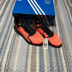 *{ NEW }*~ Adidas  ( Men’s -Size 9  )~( Women’s 10.5 )