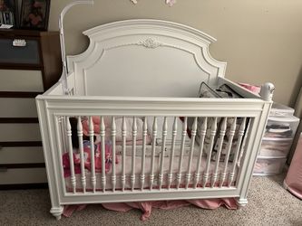 Convertible crib 5 in 1