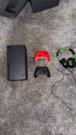 Xbox Series X (2 controller & wired headset)