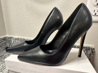 Black Pumps