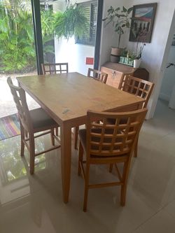 Expandable solid wood dining table for 6-8