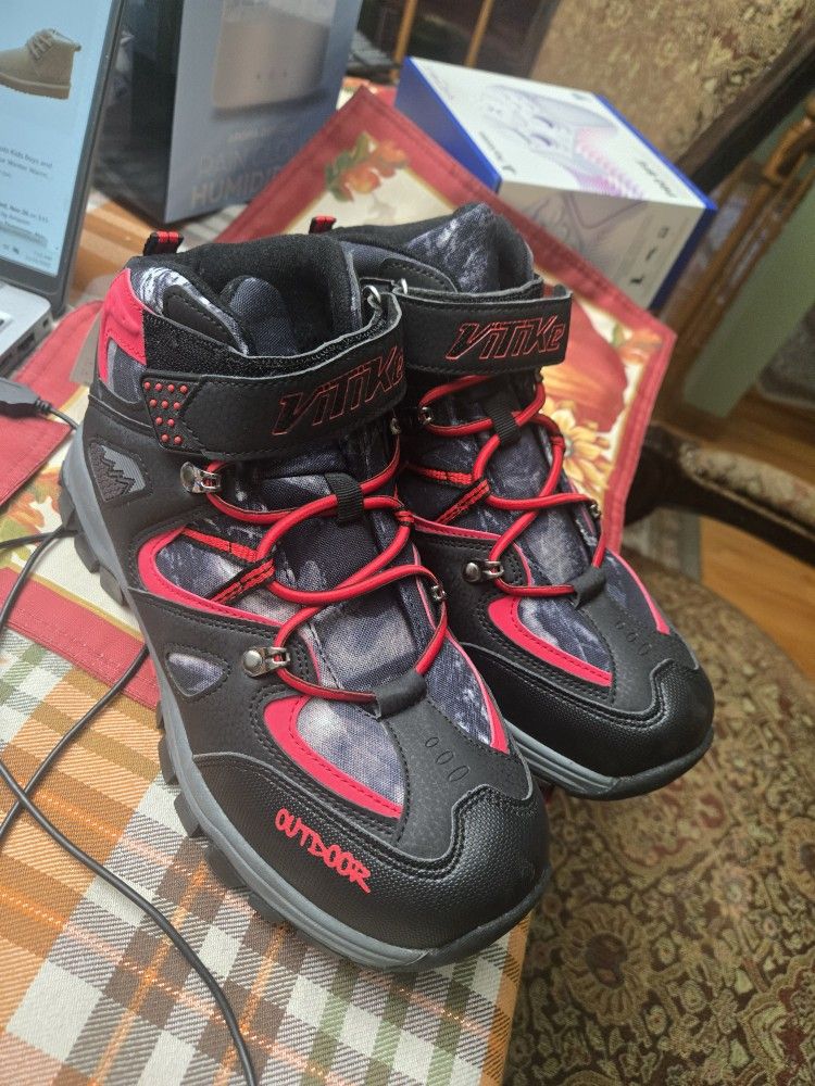 Brand New ASHION BOOTS SIZE 8 AND TODDLUBY SIZE 7