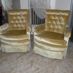 Living Room Lounge Chairs In Great Shape!