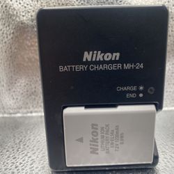 Nikon MH-24 Battery Charger Wall Plug-In w/ Battery USED READ DESCRIPTION!  Charger works it charged up the battery however battery life is unknown so