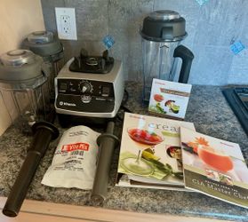Vitamix Culinary Institute of America (CIA) Professional Series Blender. 3 Pitchers, 2 Tamps, 2 cookbooks & DVD