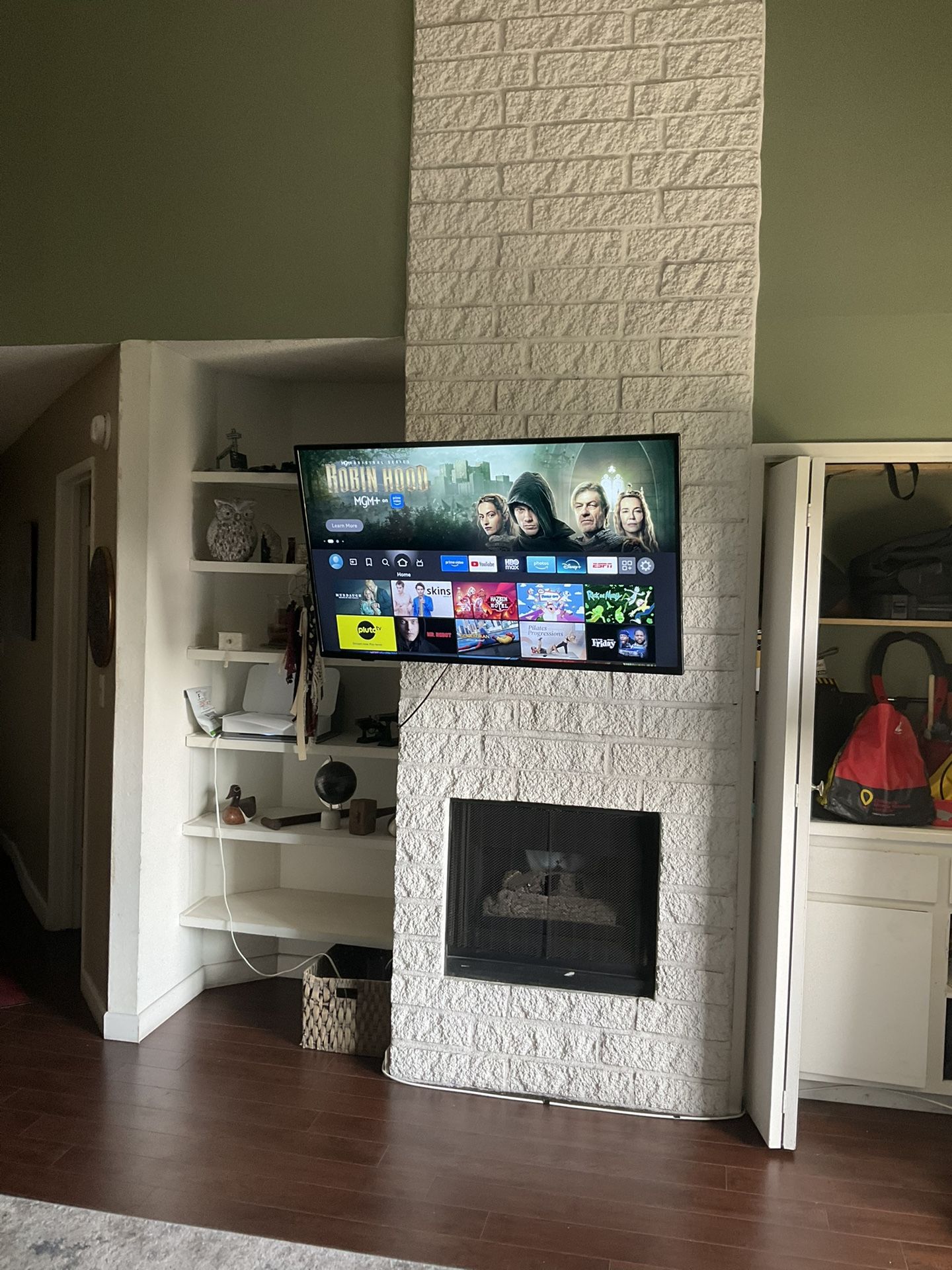 Insignia 45” 4K UHD Smart Fire TV (NS-50DF710NA21) – Works Perfectly – Comes With Mount And Extra Roku 4K Device!