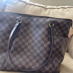 Louis Vuitton Totally MM Tote – Authentic, Classic Damier w/ Box & Pouch