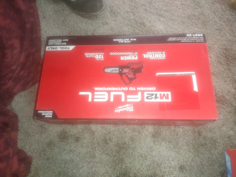 Milwaukee M12 Brushless Fuel 6in. Pruning Chain Saw