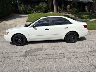 2008 Hyundai White 4-Door Sedan