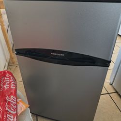 Frigidaire Mini Fridge/freezer