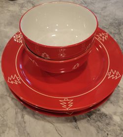 8 Christmas Plates & 2 Bowls