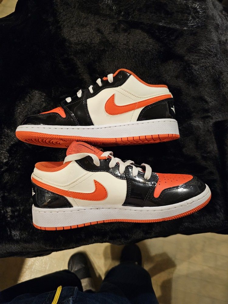 Size 5.5y- 231. Jordan 1 Low Halloween 