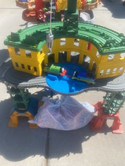 Thomas & Friends Toy Train Set, Super Station, Extra Large Race Track with Motorized Thomas Be