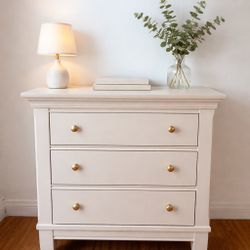 Thomasville Nightstand/ Dresser— Mueble/Cajonera
