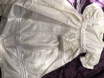 Vestido de bautismo nuevo buenas condiciones size cero a dos hasta tres Satín elegante con su tocado la cabeza