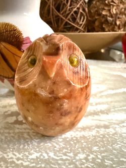 Vintage Italian Carved Alabaster Owl Figurine Vintage hand-carved owl figurine is made of polished alabaster with a warm peach and tan marbled patte