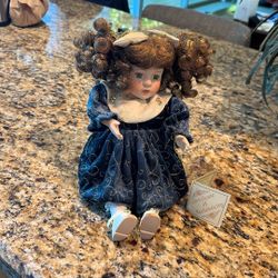 Beautiful porcelain doll, her head moves when the music plays. Excellent condition.