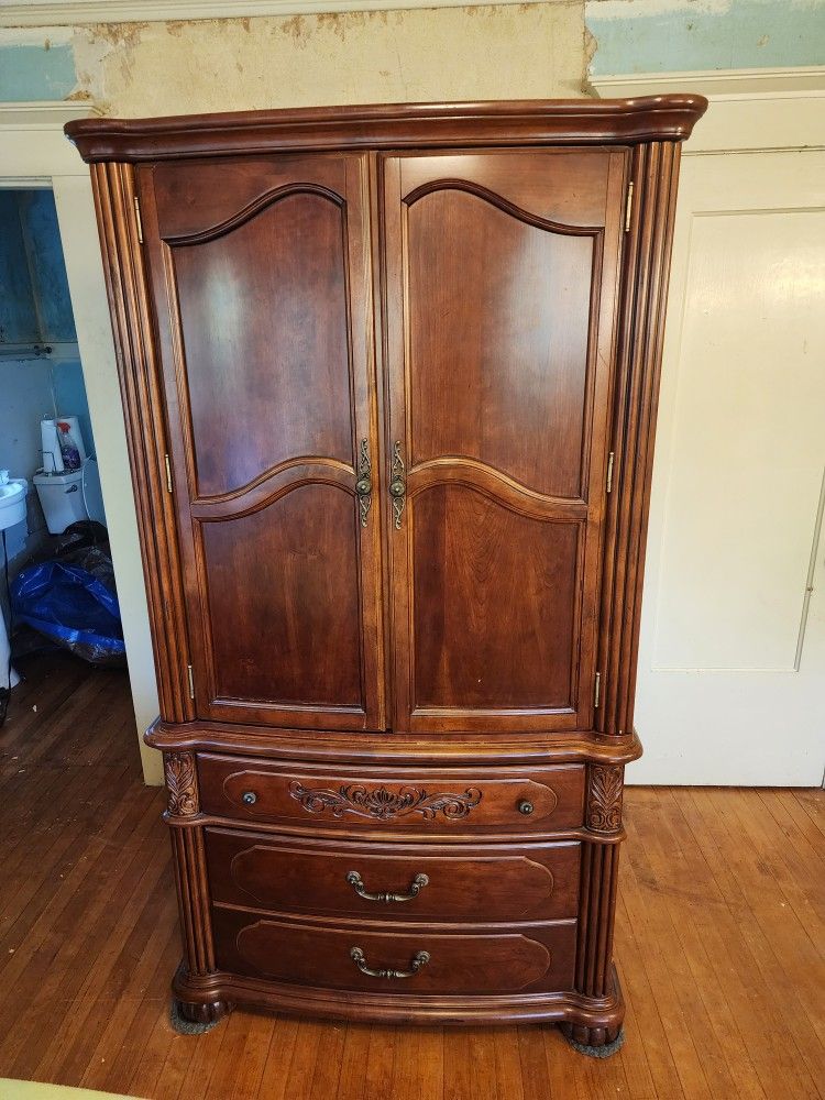 Armoire/Wardrobe Cabinet (Pickup)