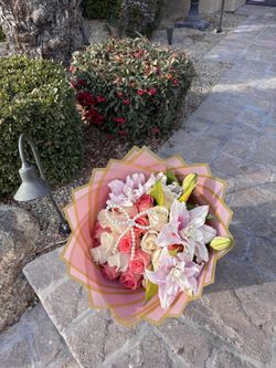 Roses & Lily Ramo Buchones Bouquet 