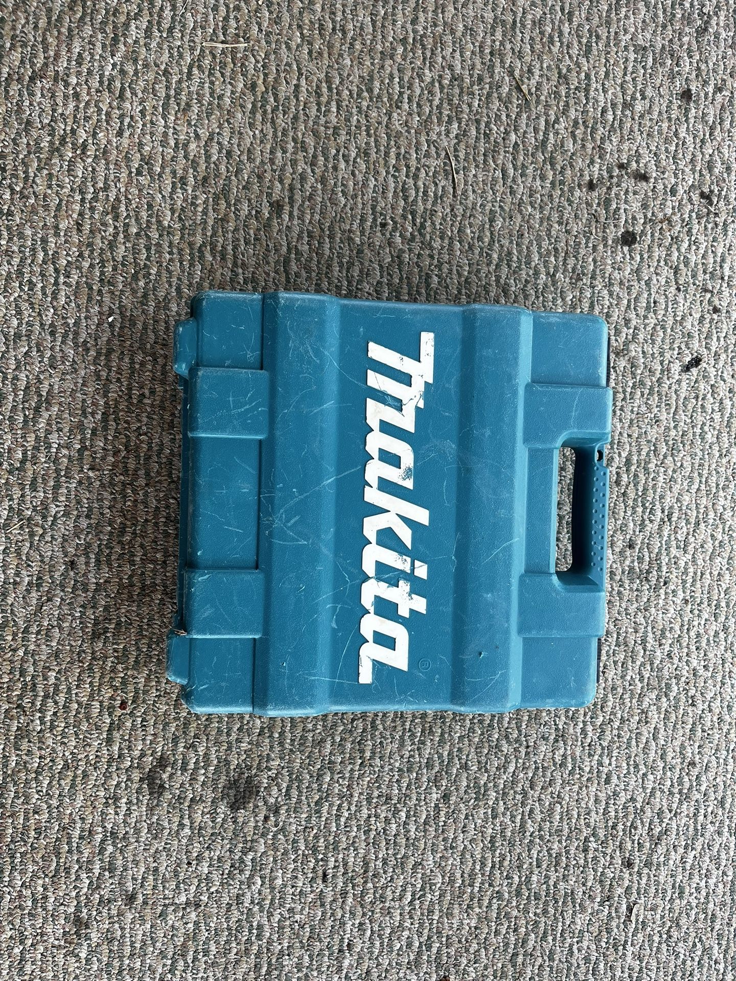 compressed air nail gunner makita +case,non working,for parts or just the case